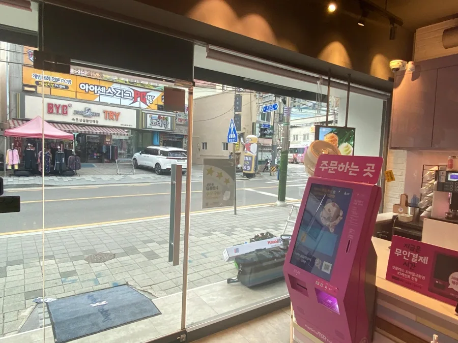 매장 내부 카운터와 무인 주문 키오스크